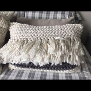 Knit throw pillow